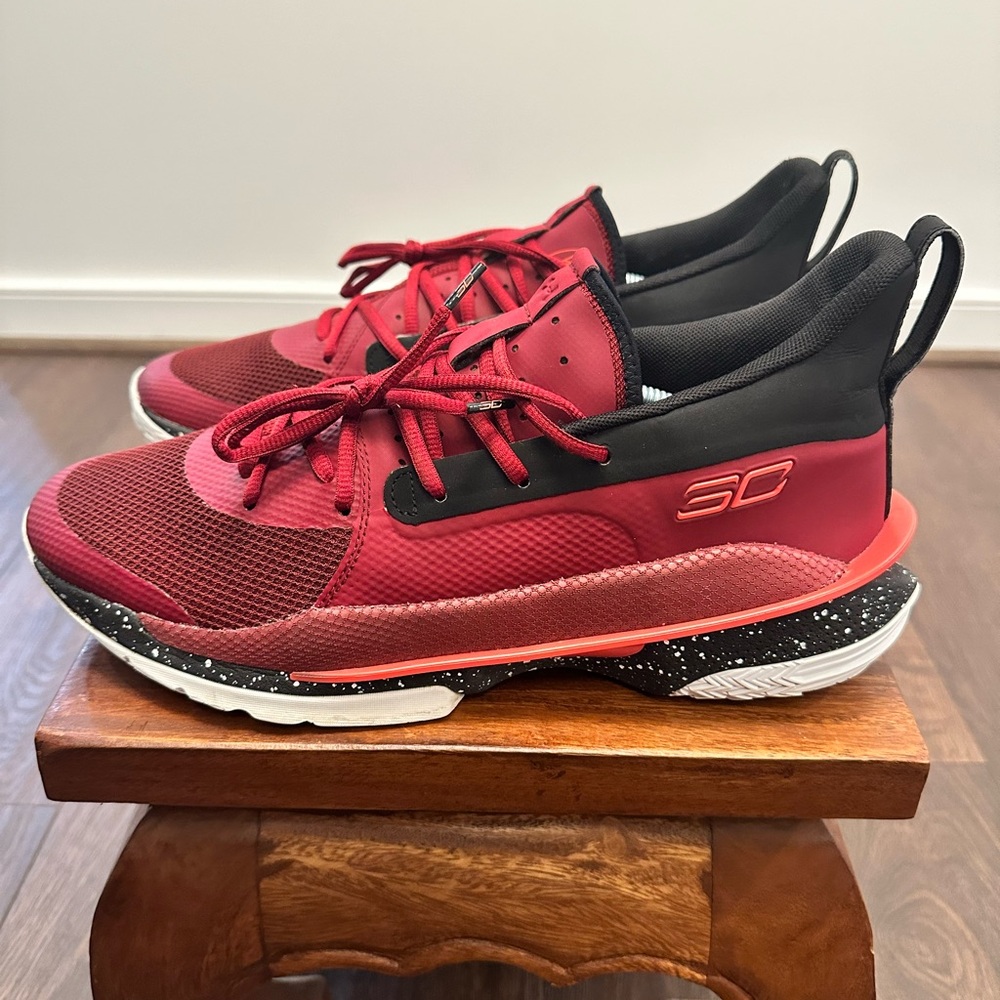 Under Armour Men’s Seth Curry 7 RED CORDOVA/BLACK-BETA RED 3021258-605, Sz 12.5